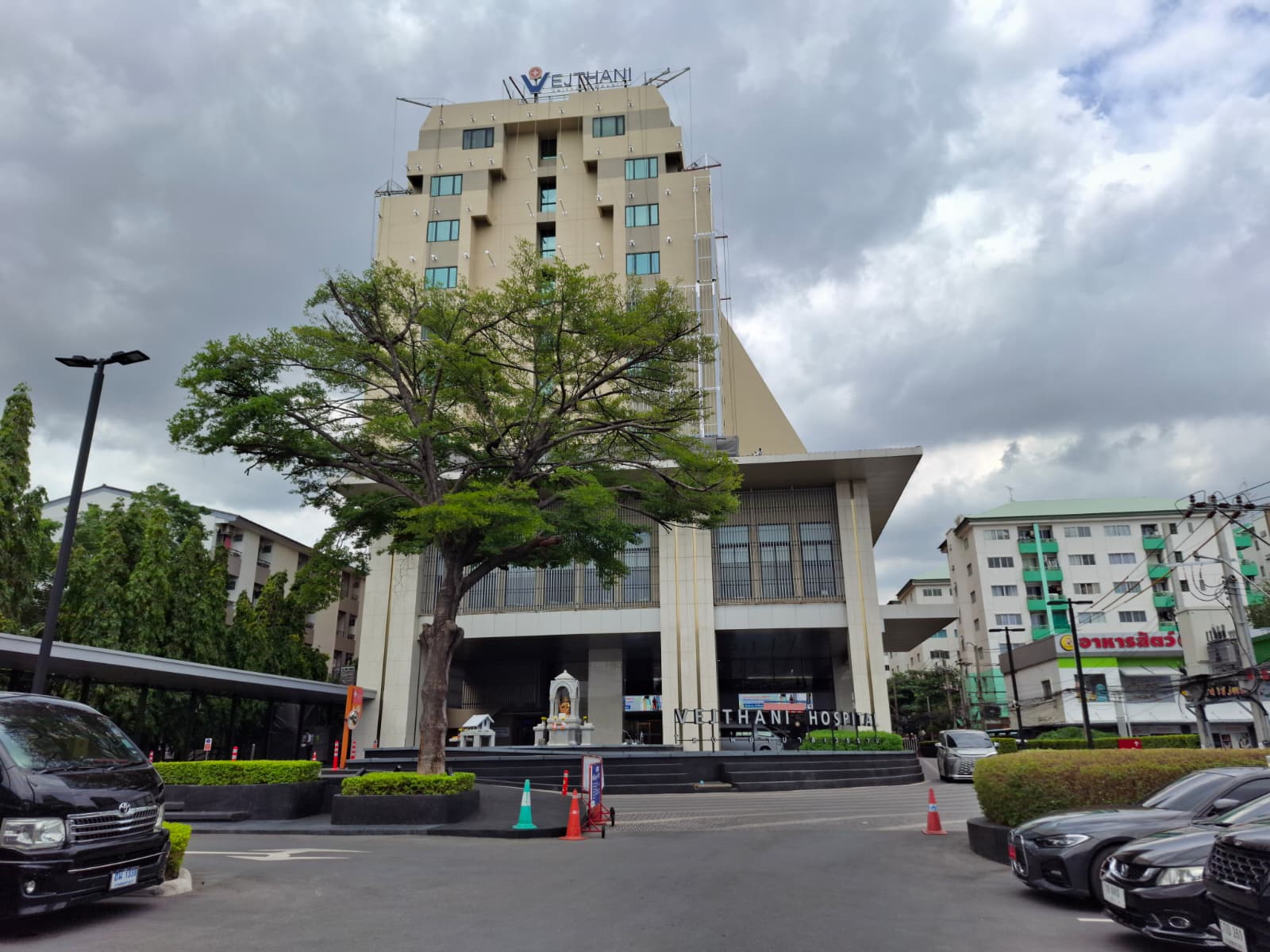Vejthani Hospital: The King of Bones